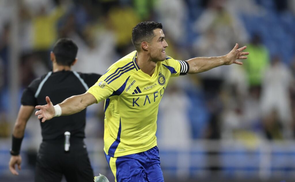 Cú đá phạt đẳng cấp của Ronaldo ở phút 37