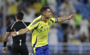 Cú đá phạt đẳng cấp của Ronaldo ở phút 37