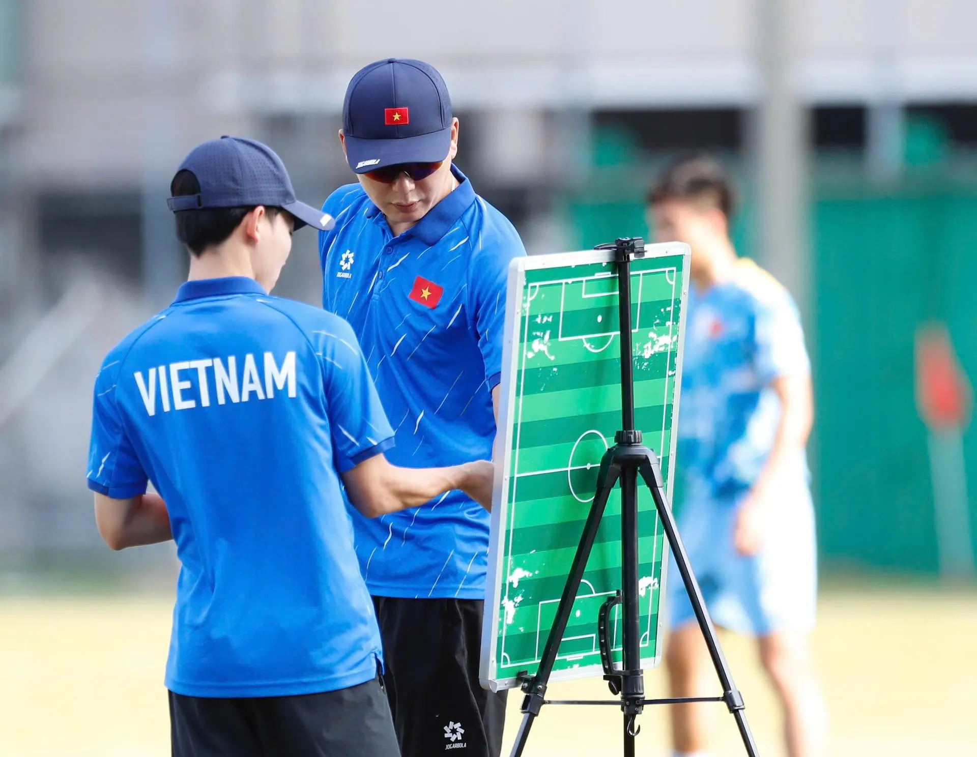 Lee Jung-soo chính thức dẫn dắt Kanchanaburi Power HLV Lee Jung-soo nổi bật với khả năng phân tích và tổ chức chiến thuật